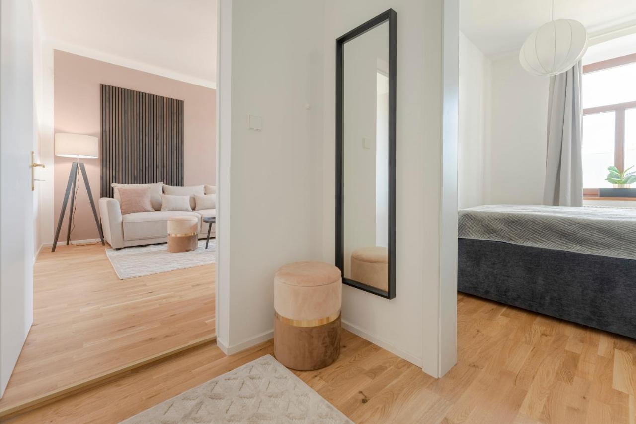 City Lounge Appartement Am Hauptbahnhof Sankt Polten Bagian luar foto